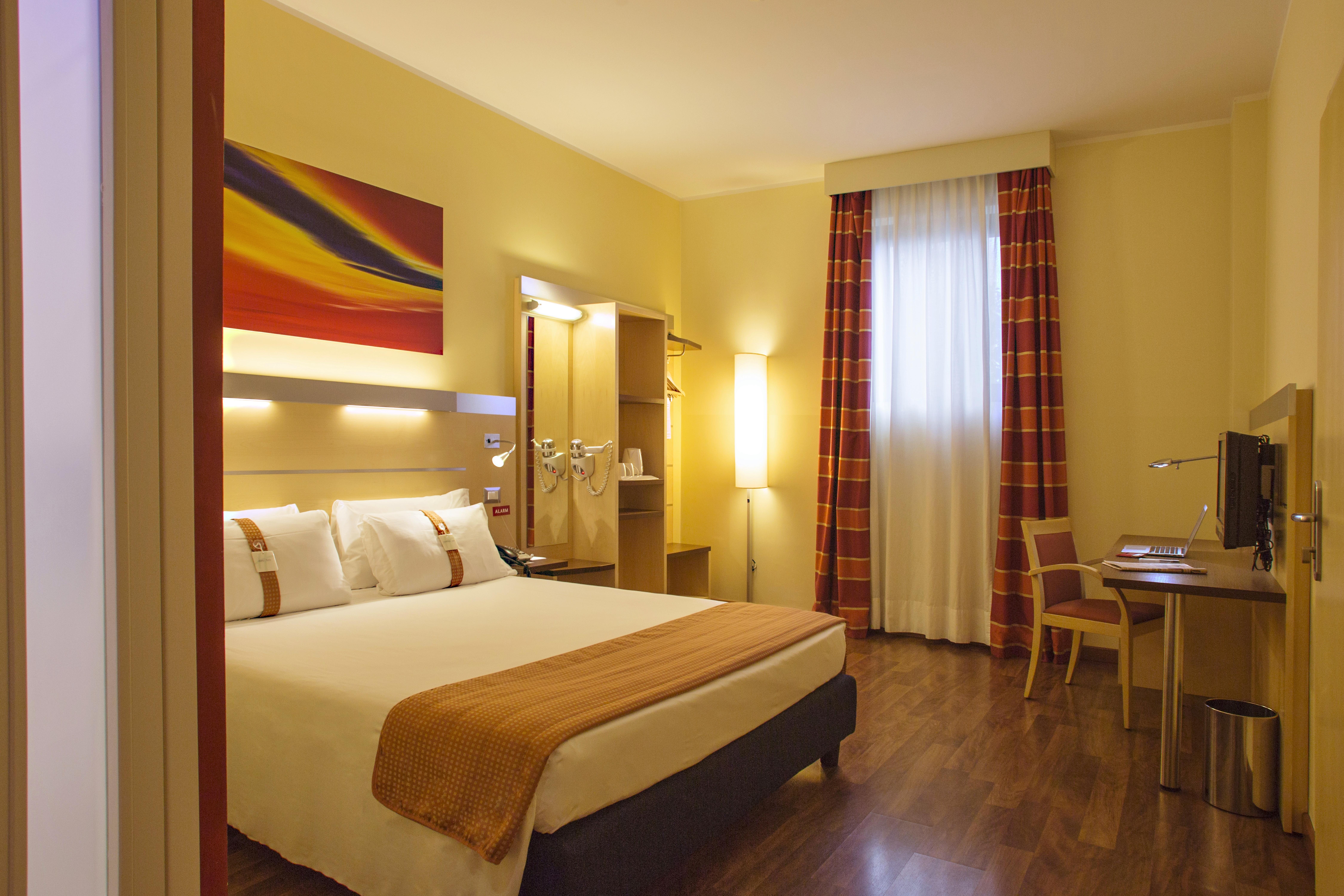 Holiday Inn Express Milan-Malpensa Airport By Ihg Somma Lombardo Esterno foto