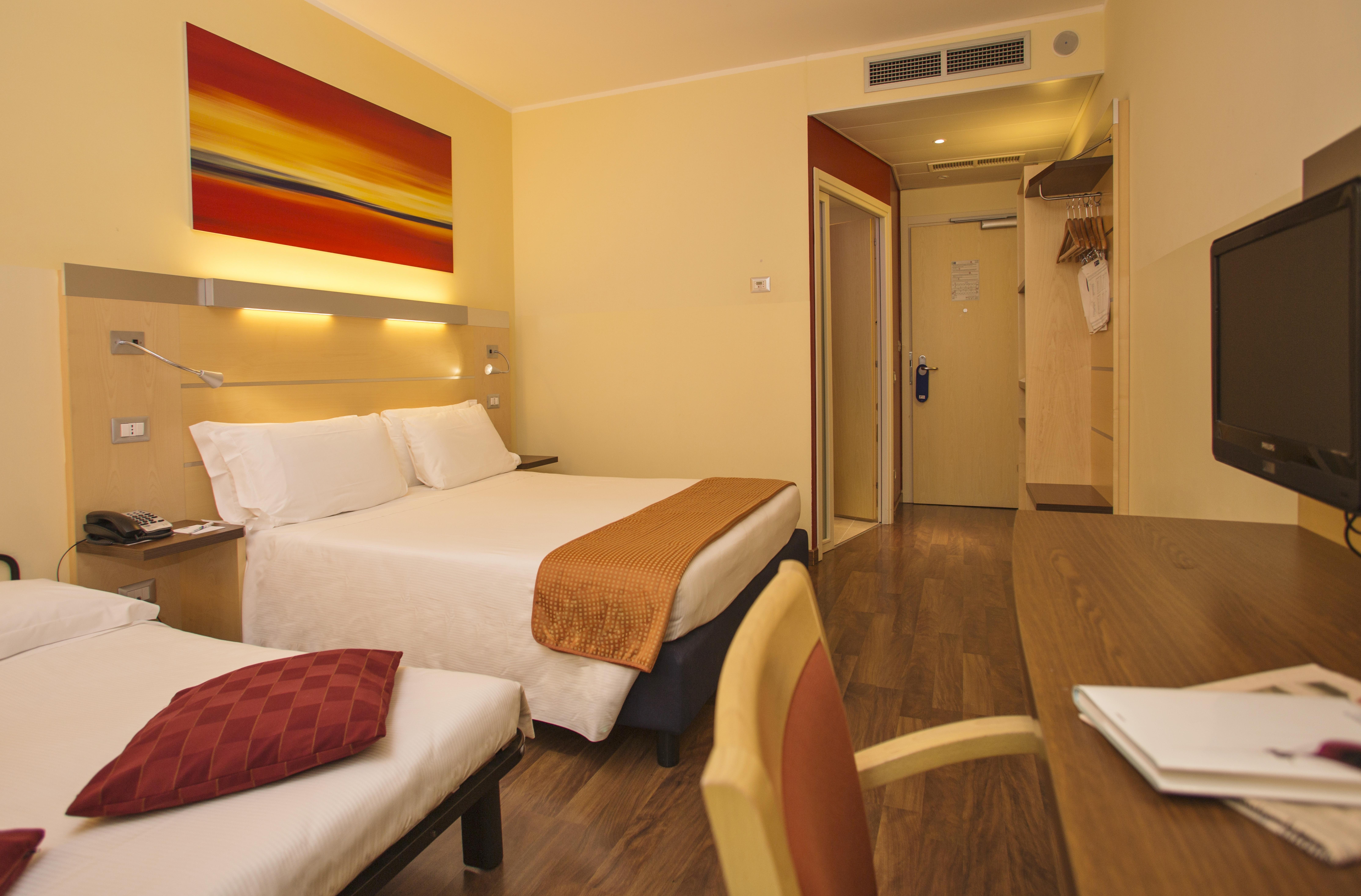 Holiday Inn Express Milan-Malpensa Airport By Ihg Somma Lombardo Esterno foto