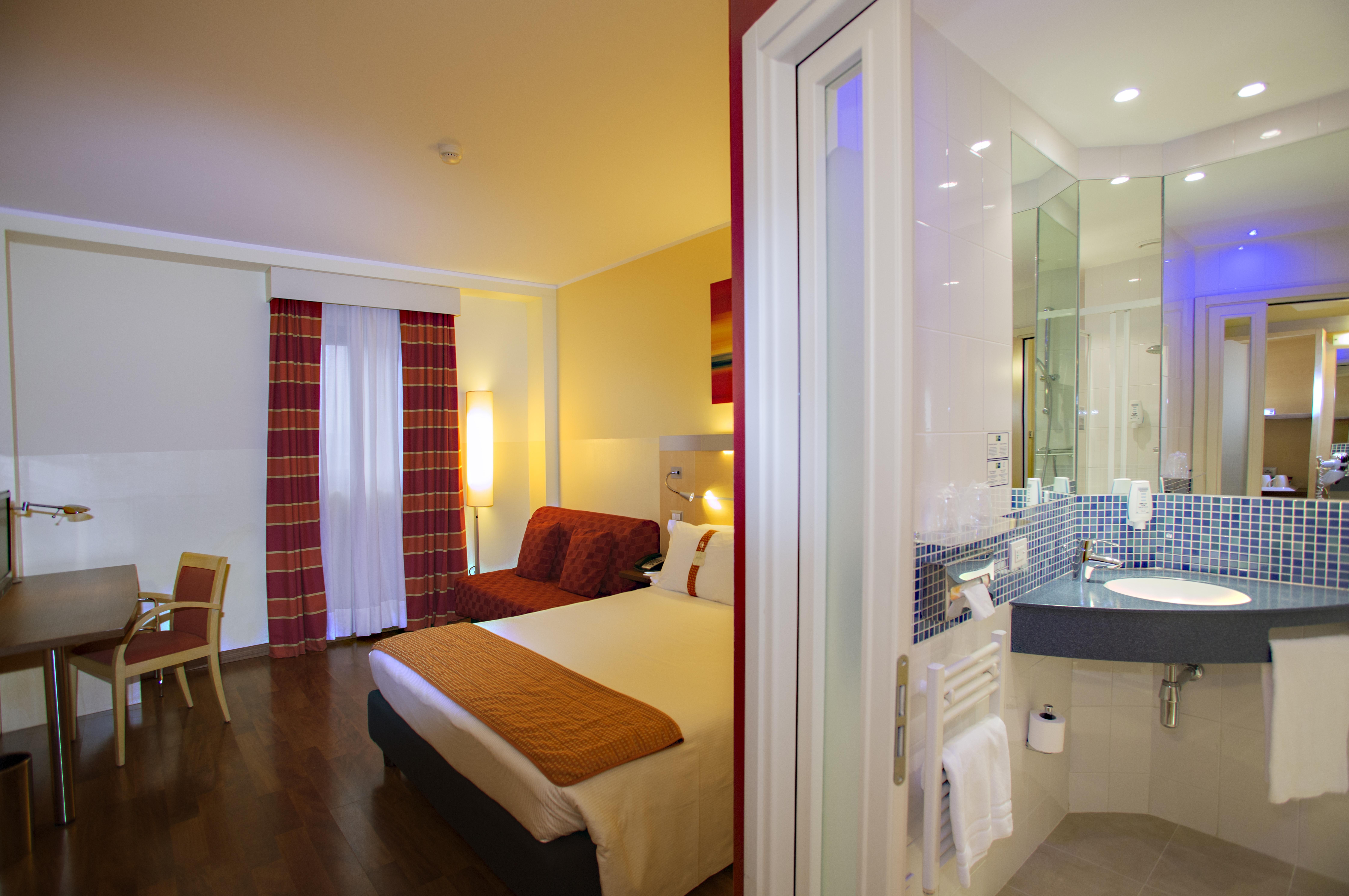 Holiday Inn Express Milan-Malpensa Airport By Ihg Somma Lombardo Esterno foto