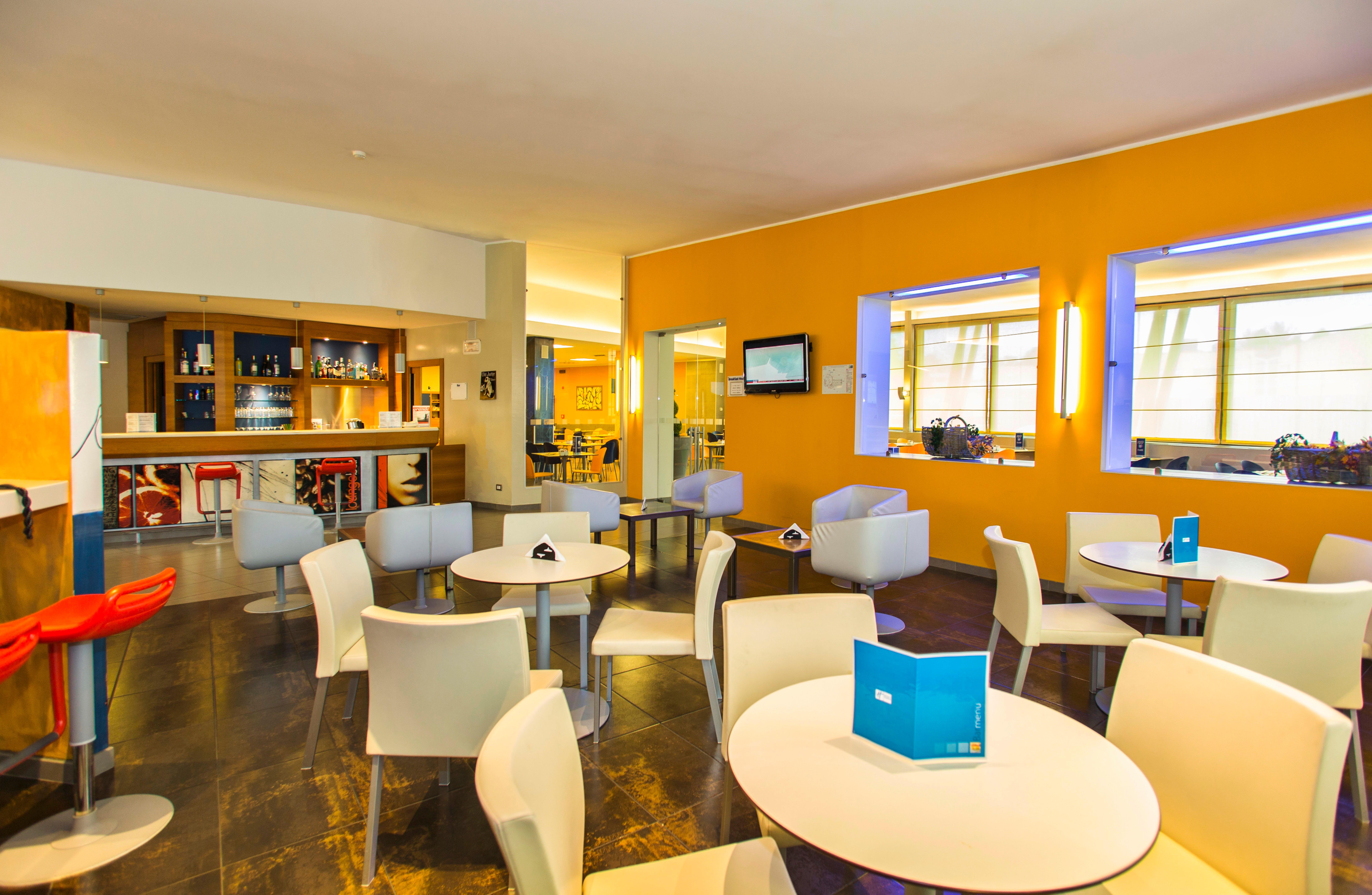 Holiday Inn Express Milan-Malpensa Airport By Ihg Somma Lombardo Esterno foto