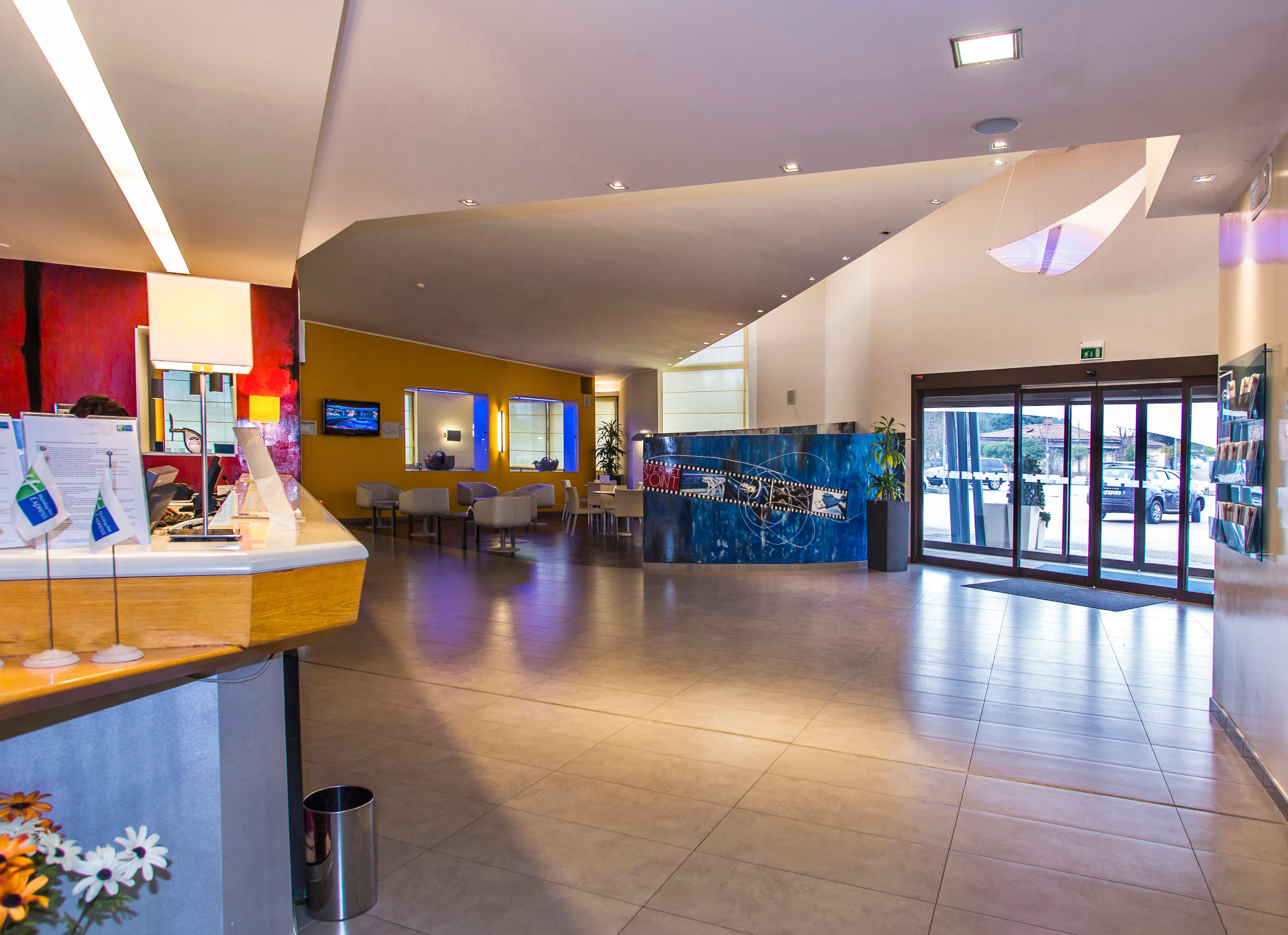 Holiday Inn Express Milan-Malpensa Airport By Ihg Somma Lombardo Esterno foto