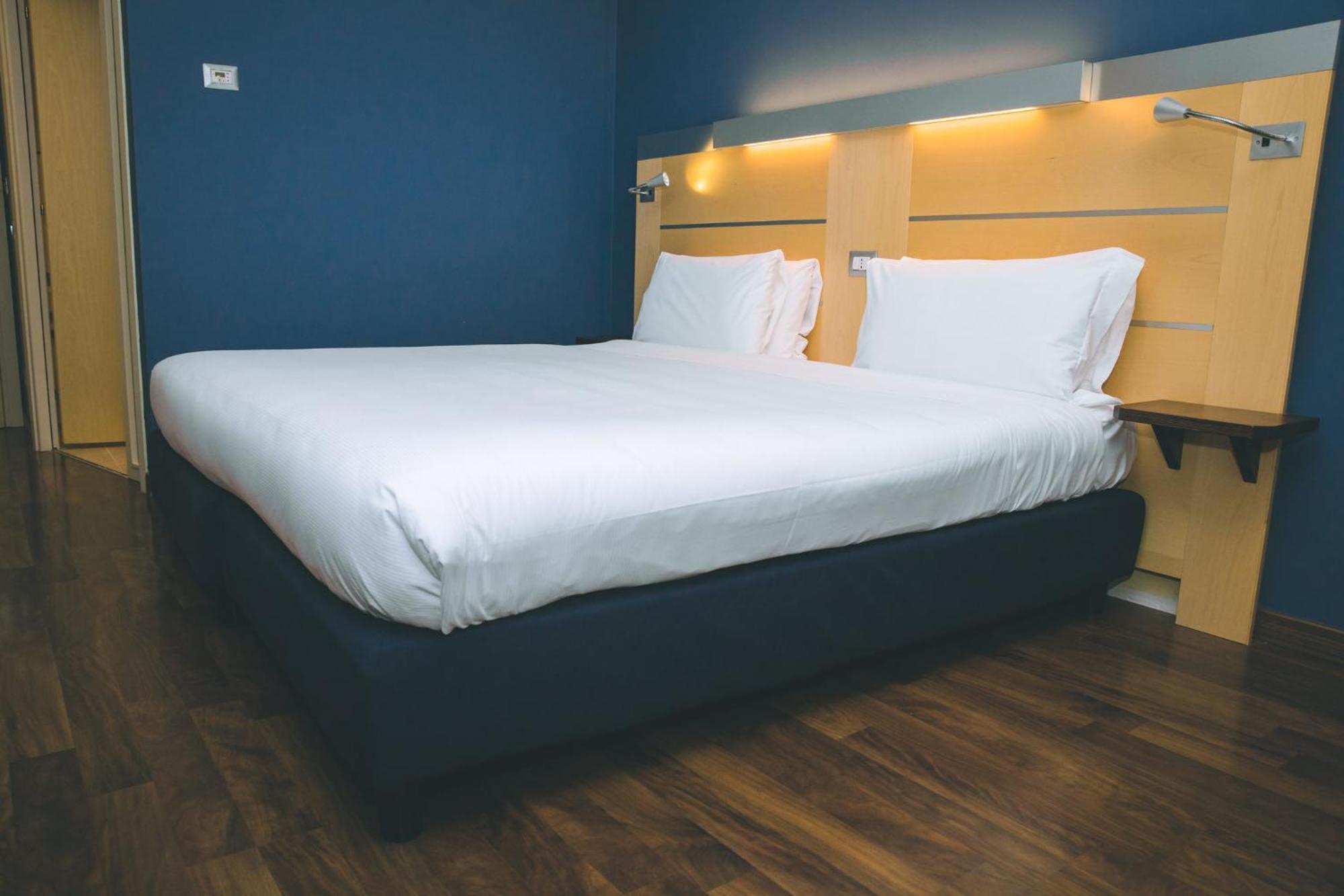 Holiday Inn Express Milan-Malpensa Airport By Ihg Somma Lombardo Esterno foto