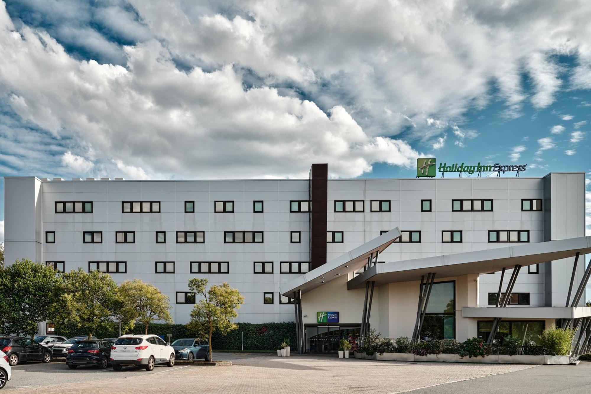 Holiday Inn Express Milan-Malpensa Airport By Ihg Somma Lombardo Esterno foto