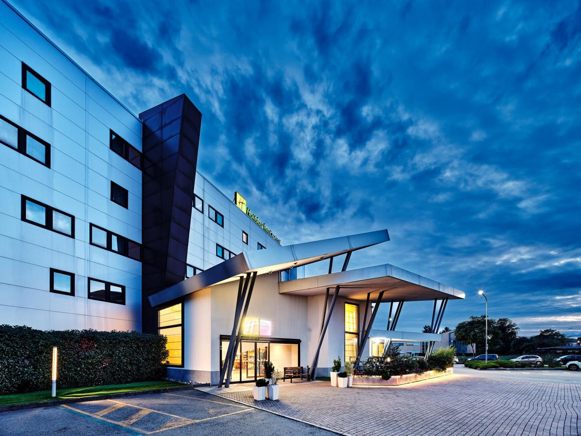 Holiday Inn Express Milan-Malpensa Airport By Ihg Somma Lombardo Esterno foto