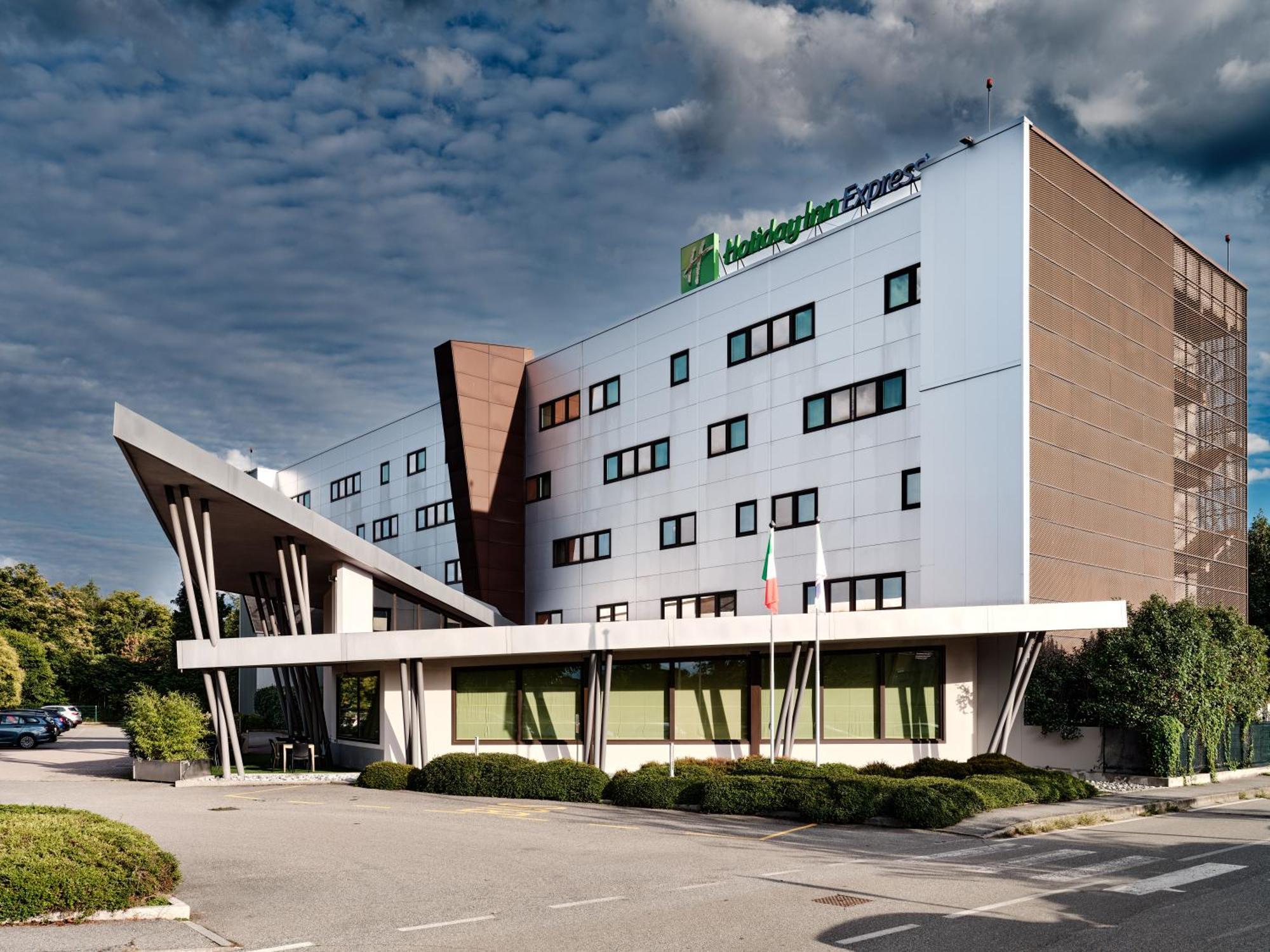 Holiday Inn Express Milan-Malpensa Airport By Ihg Somma Lombardo Esterno foto