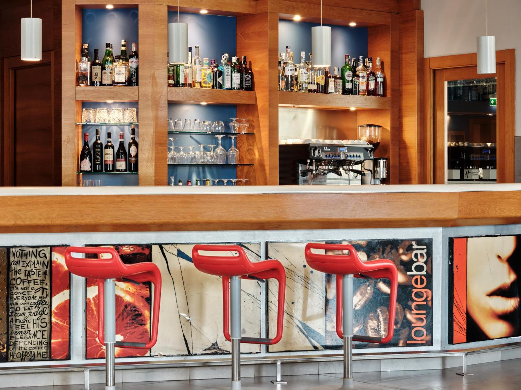 Holiday Inn Express Milan-Malpensa Airport By Ihg Somma Lombardo Esterno foto