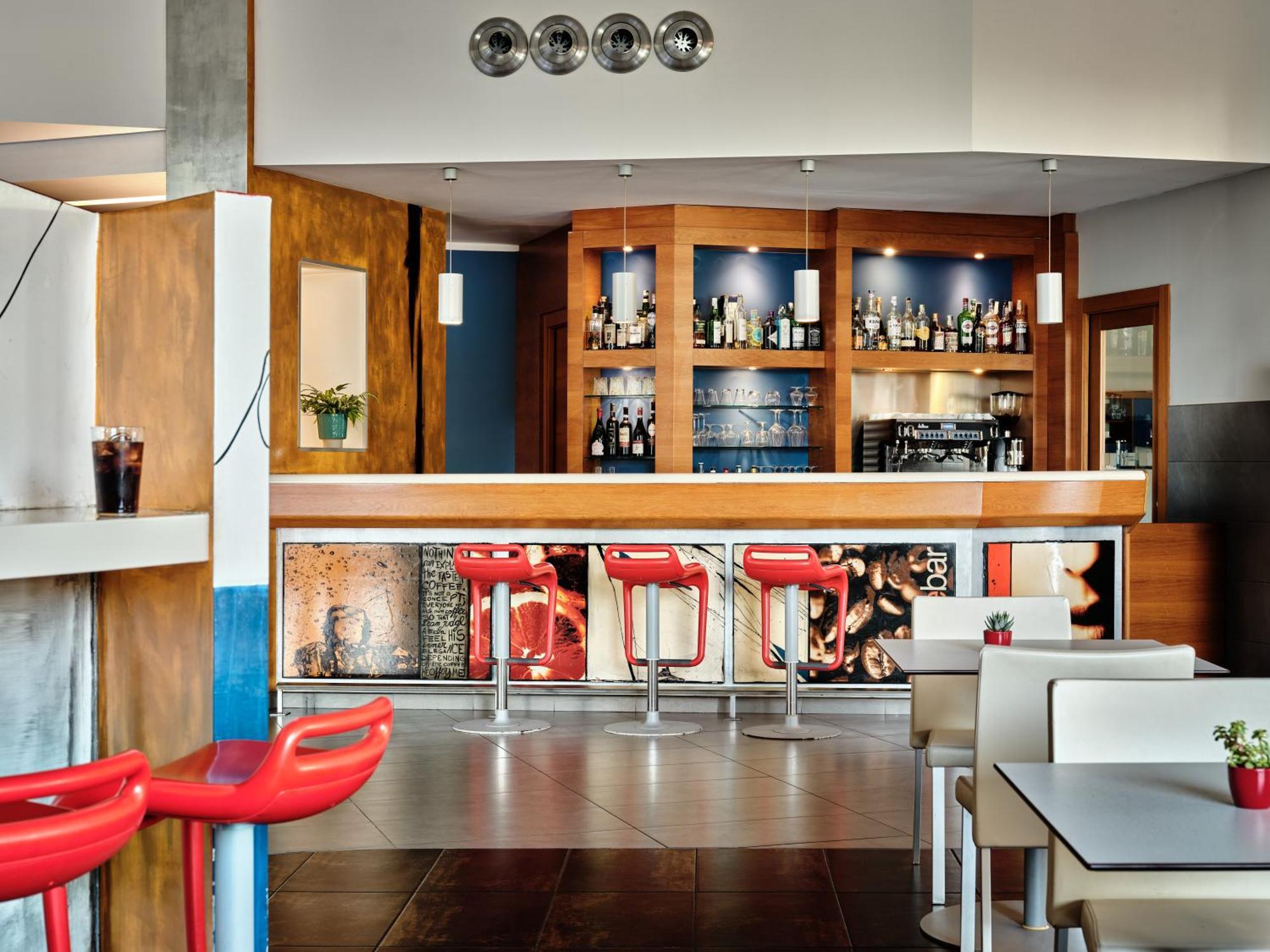 Holiday Inn Express Milan-Malpensa Airport By Ihg Somma Lombardo Esterno foto