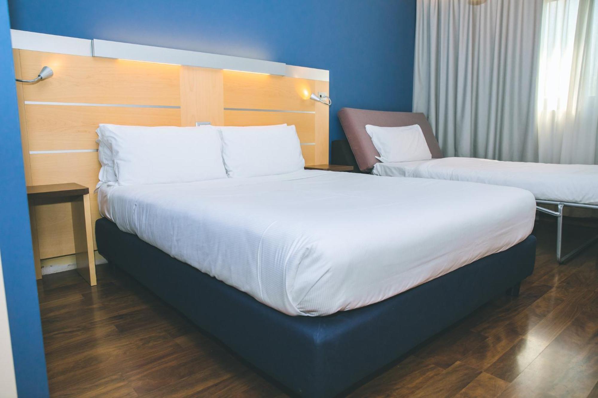 Holiday Inn Express Milan-Malpensa Airport By Ihg Somma Lombardo Esterno foto