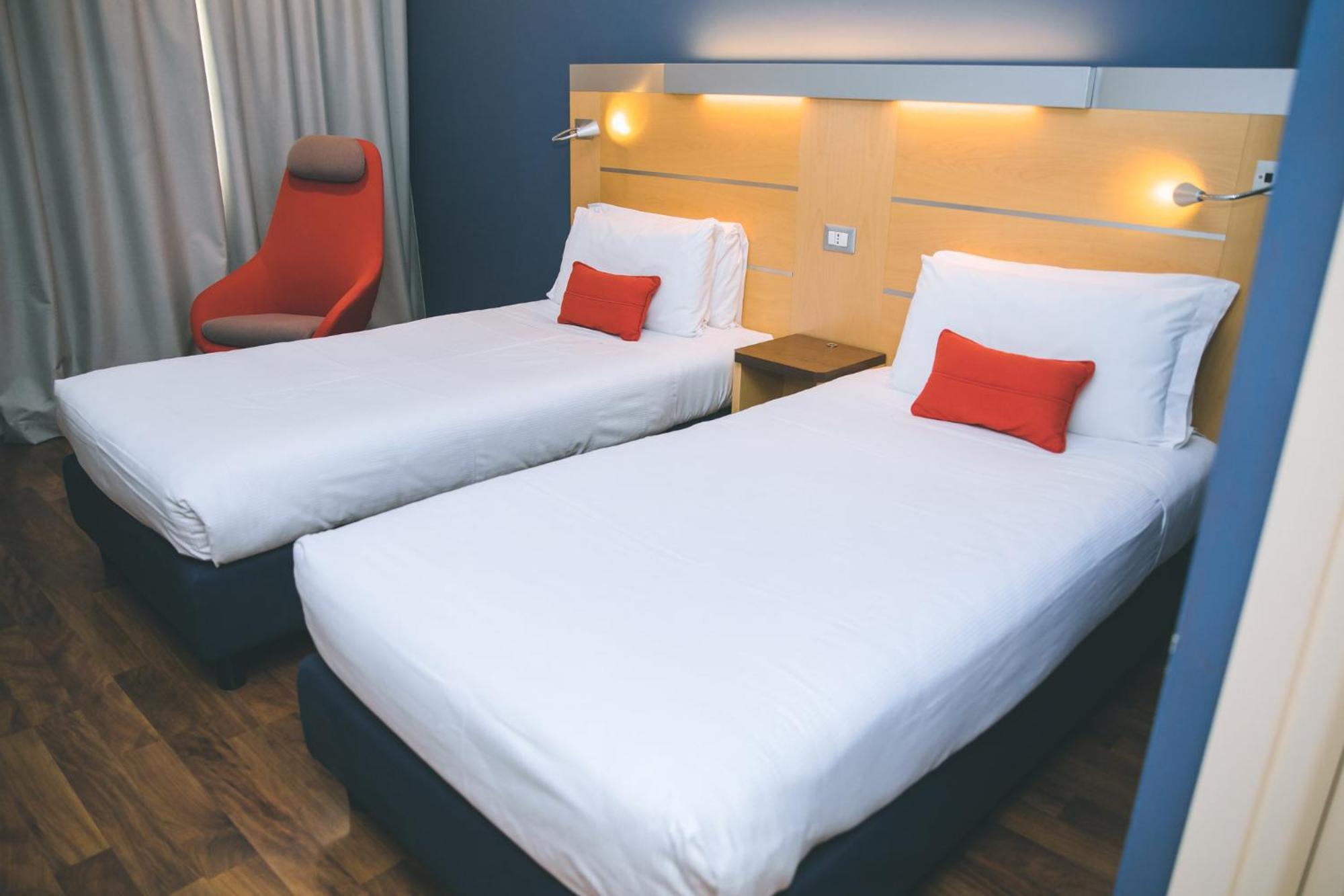 Holiday Inn Express Milan-Malpensa Airport By Ihg Somma Lombardo Esterno foto