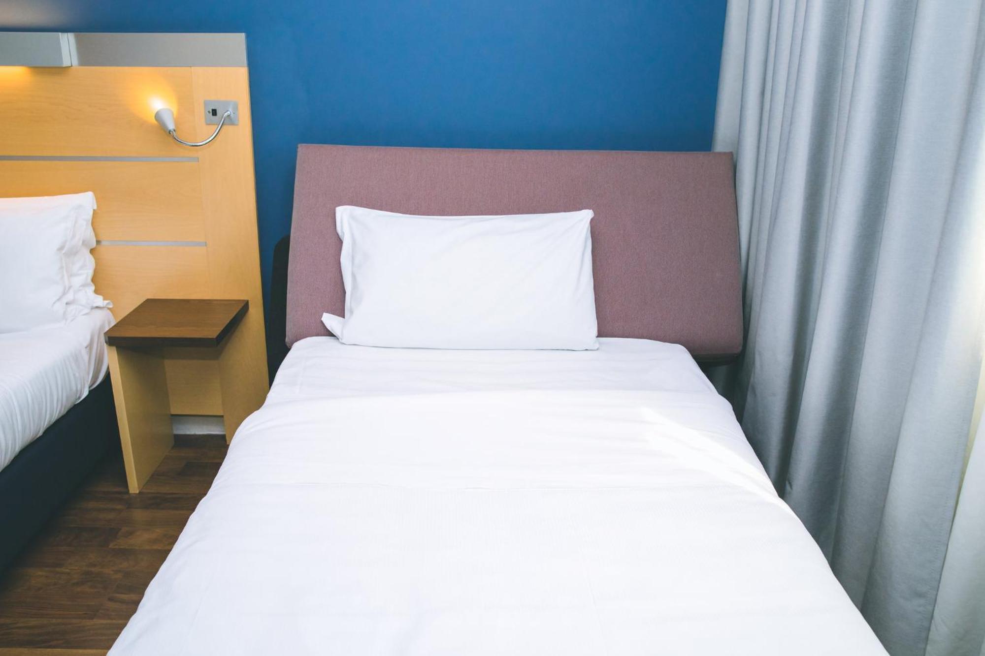 Holiday Inn Express Milan-Malpensa Airport By Ihg Somma Lombardo Esterno foto