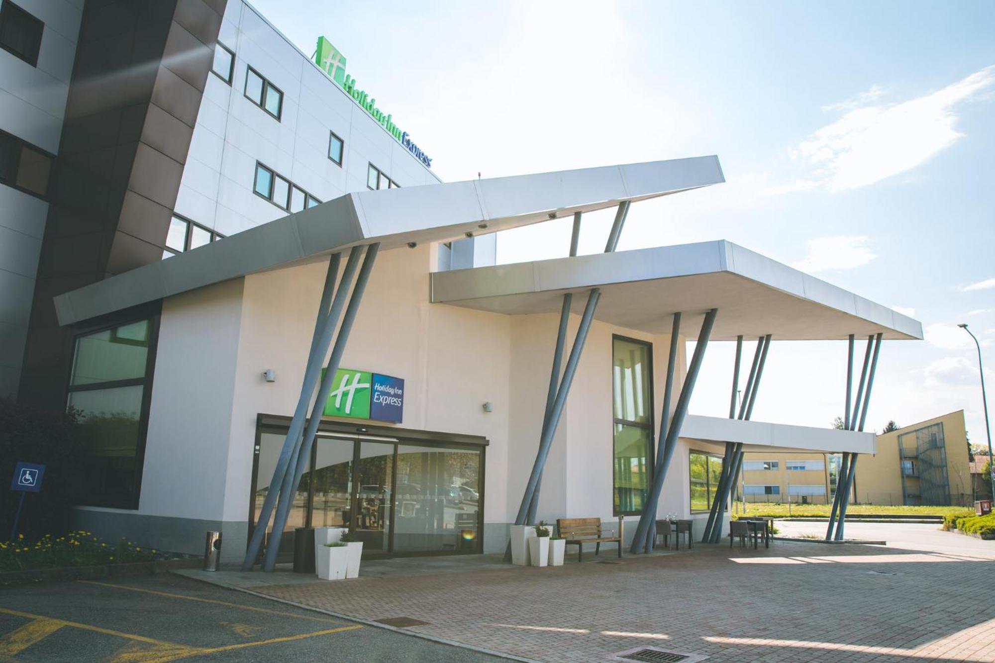 Holiday Inn Express Milan-Malpensa Airport By Ihg Somma Lombardo Esterno foto