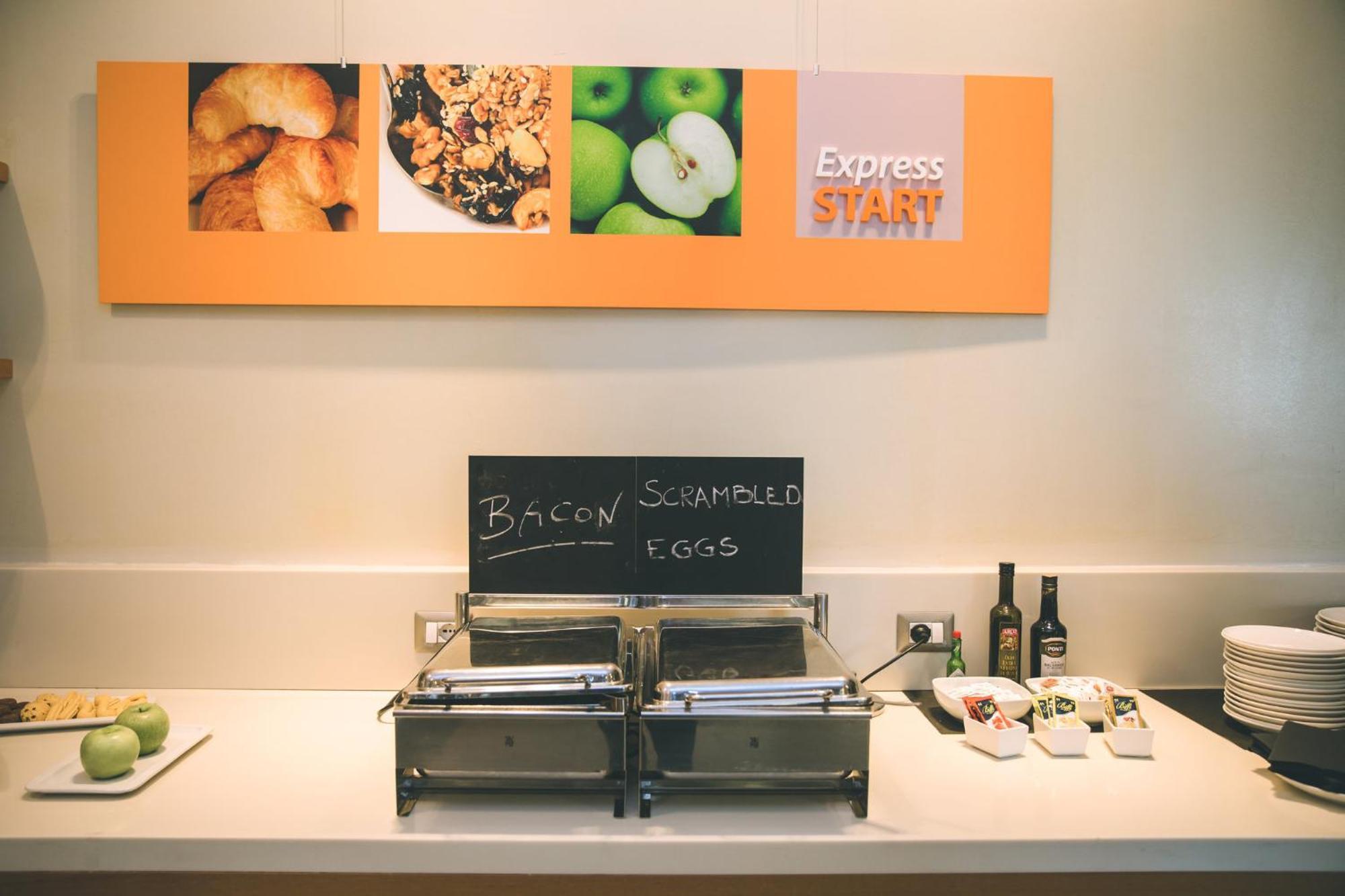 Holiday Inn Express Milan-Malpensa Airport By Ihg Somma Lombardo Esterno foto