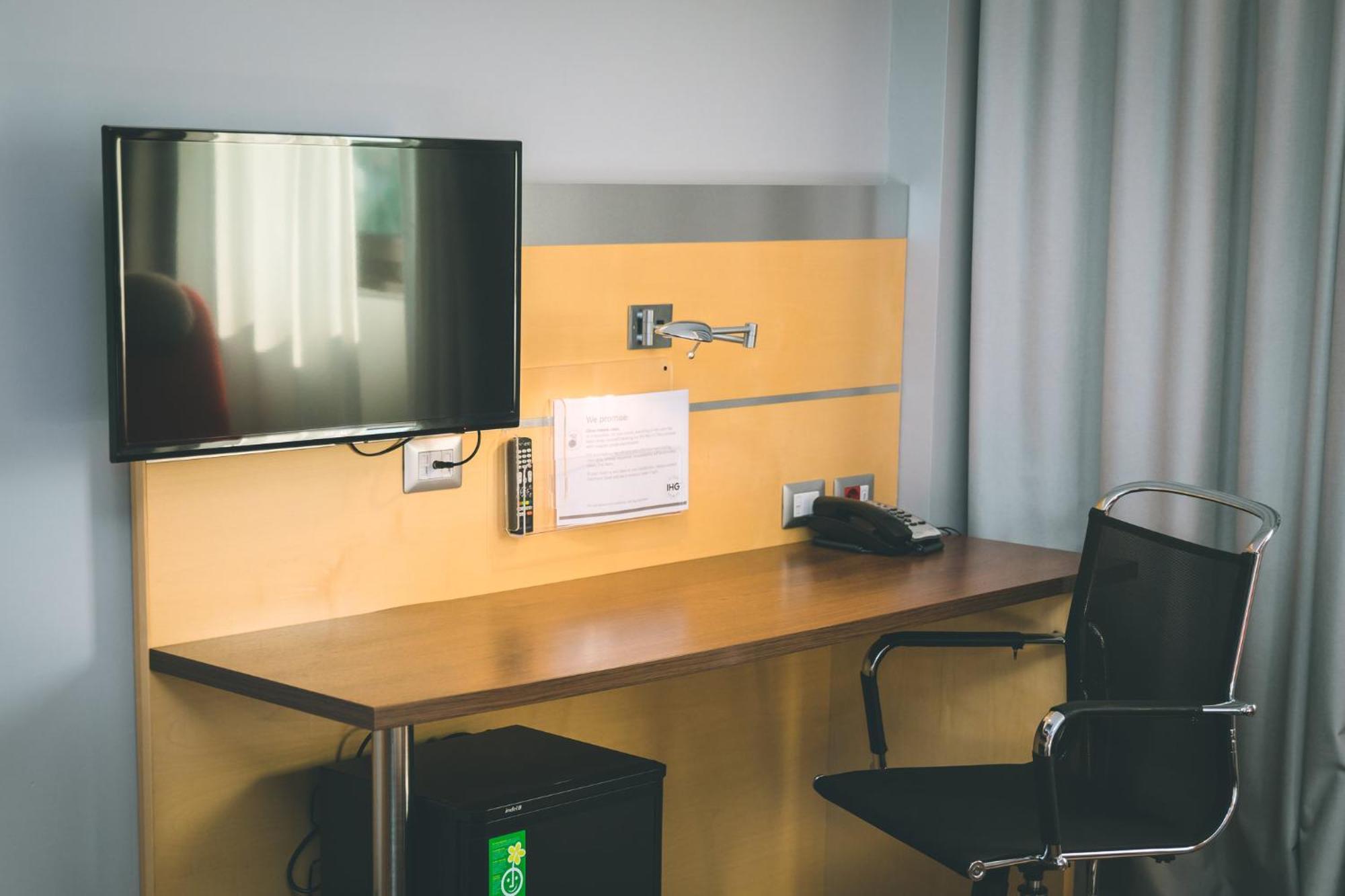Holiday Inn Express Milan-Malpensa Airport By Ihg Somma Lombardo Esterno foto