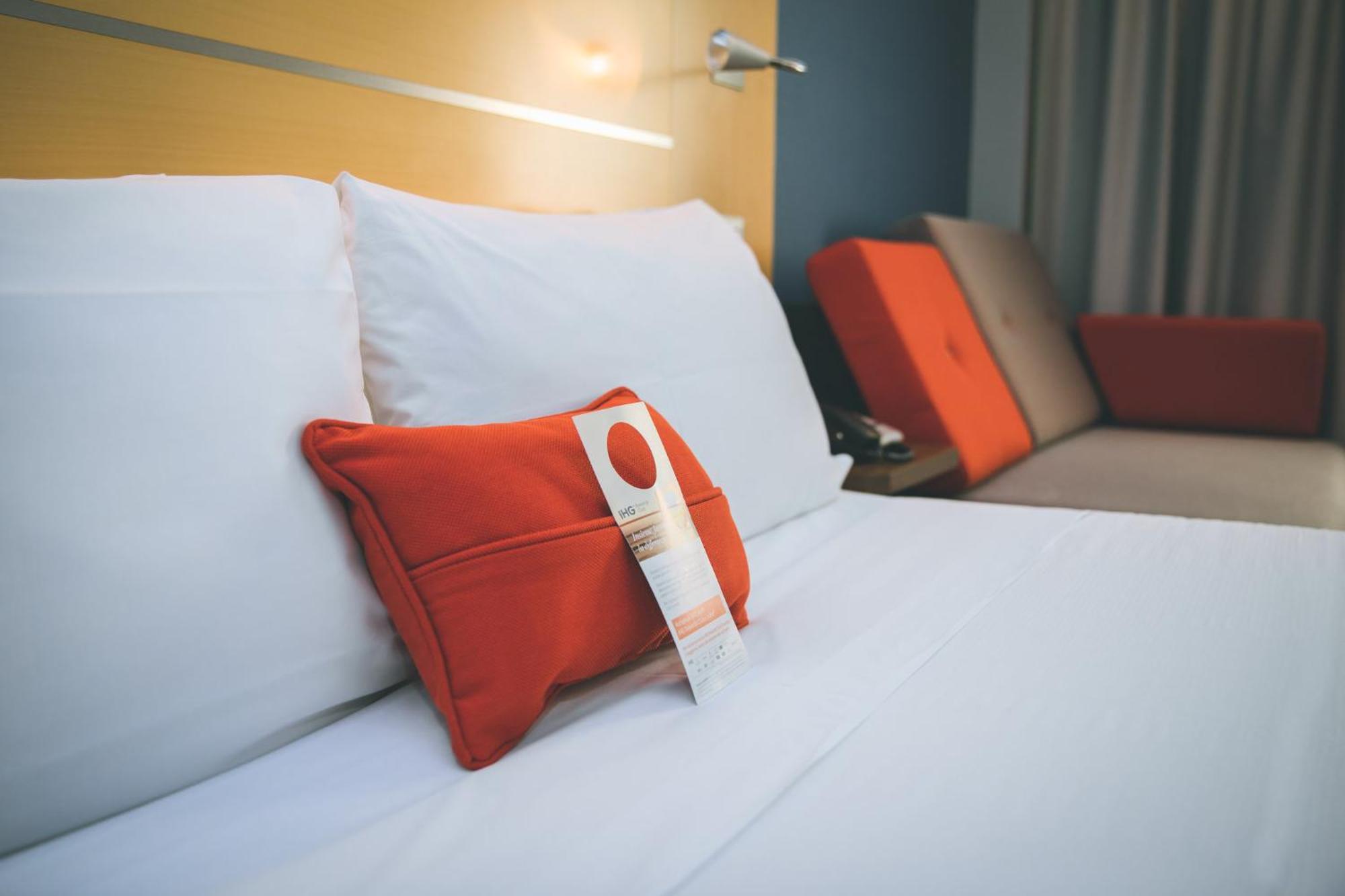 Holiday Inn Express Milan-Malpensa Airport By Ihg Somma Lombardo Esterno foto