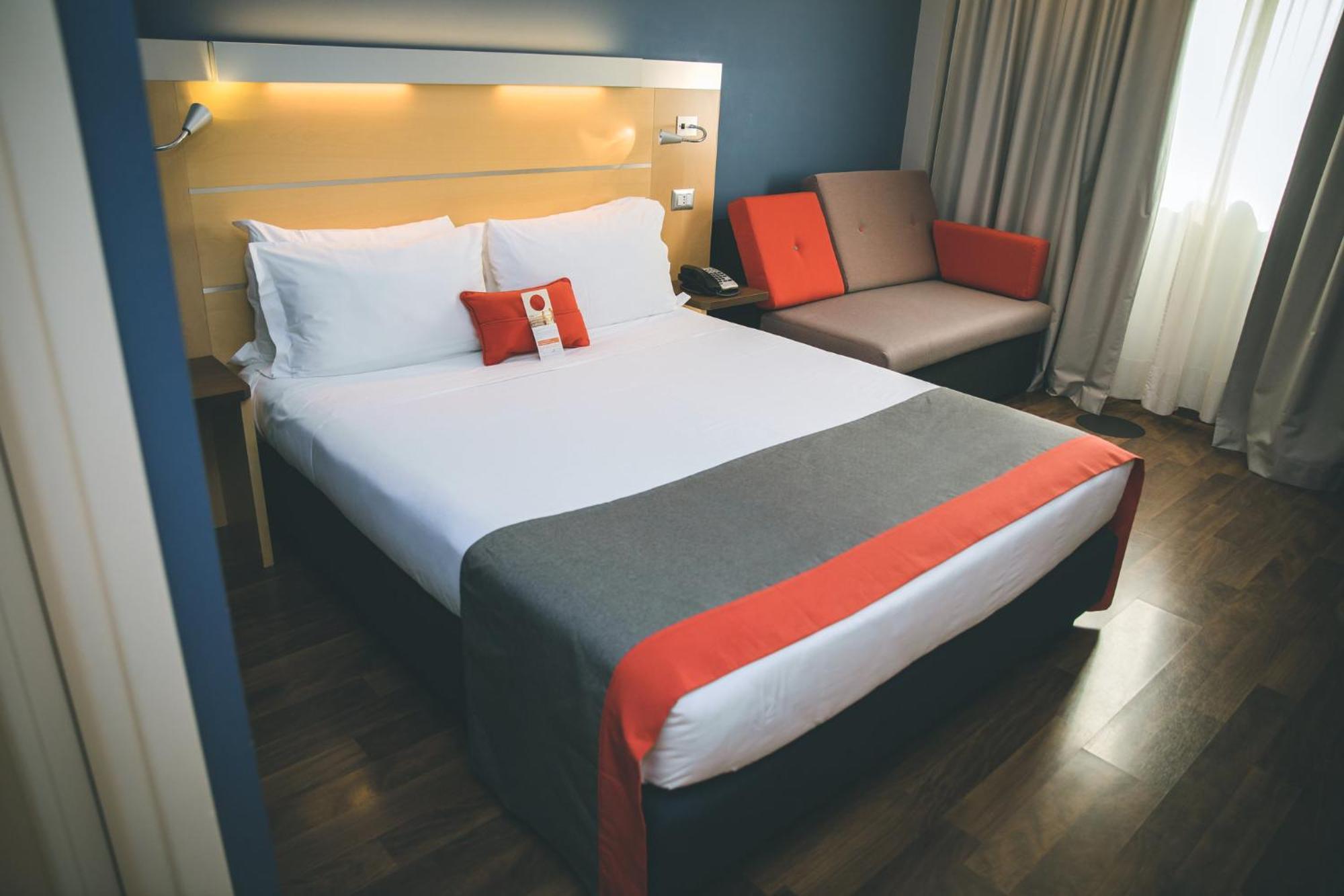 Holiday Inn Express Milan-Malpensa Airport By Ihg Somma Lombardo Esterno foto