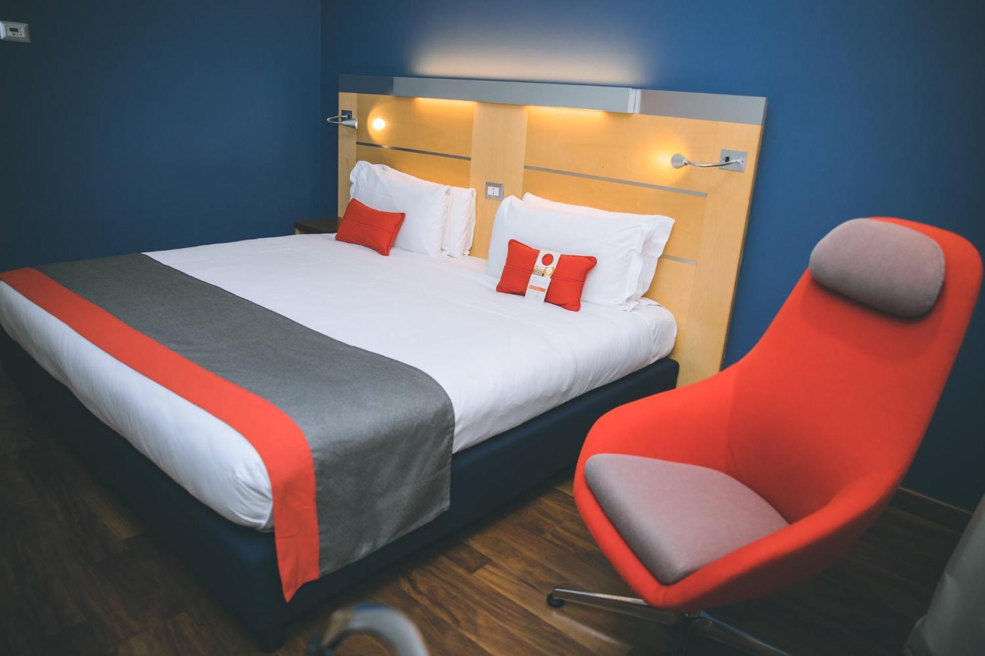 Holiday Inn Express Milan-Malpensa Airport By Ihg Somma Lombardo Esterno foto