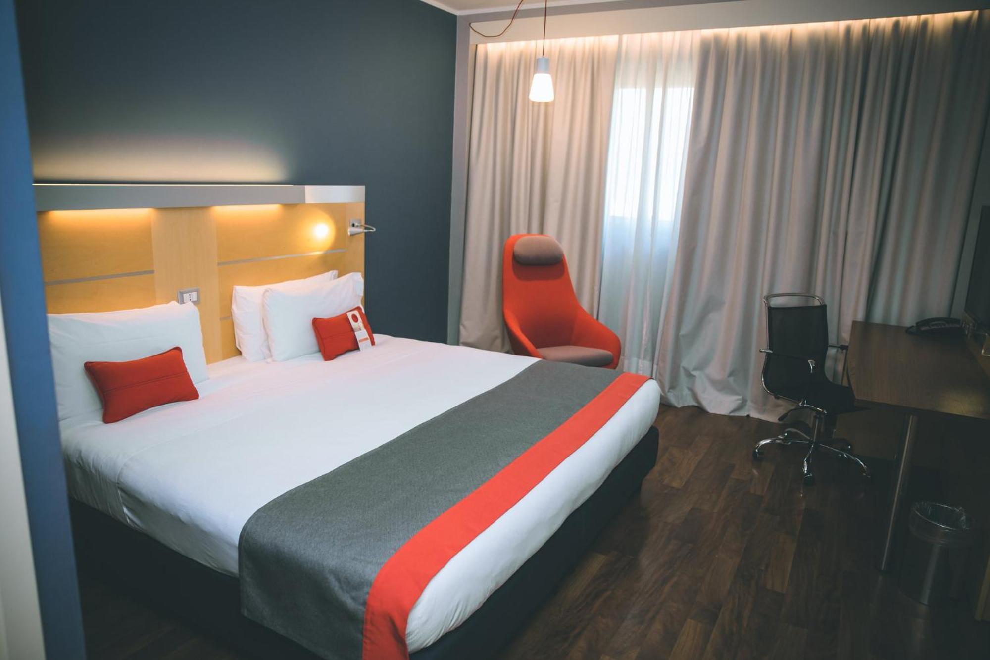 Holiday Inn Express Milan-Malpensa Airport By Ihg Somma Lombardo Esterno foto