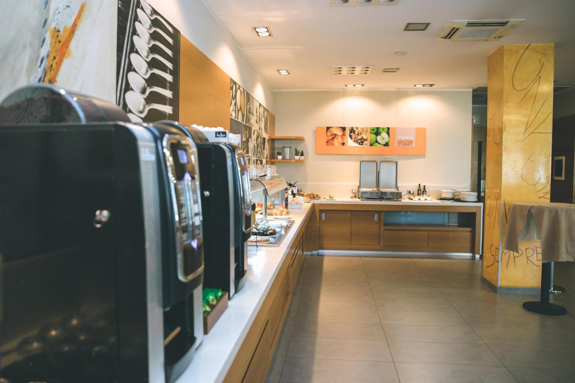 Holiday Inn Express Milan-Malpensa Airport By Ihg Somma Lombardo Esterno foto