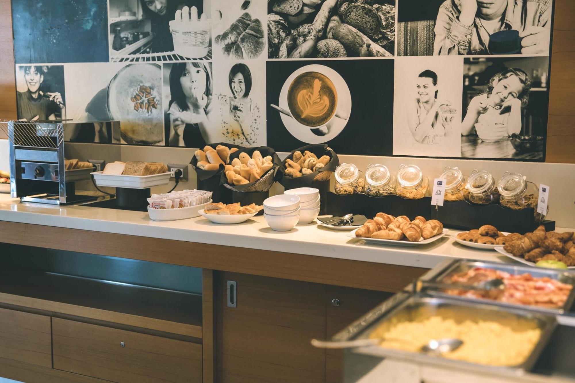 Holiday Inn Express Milan-Malpensa Airport By Ihg Somma Lombardo Esterno foto