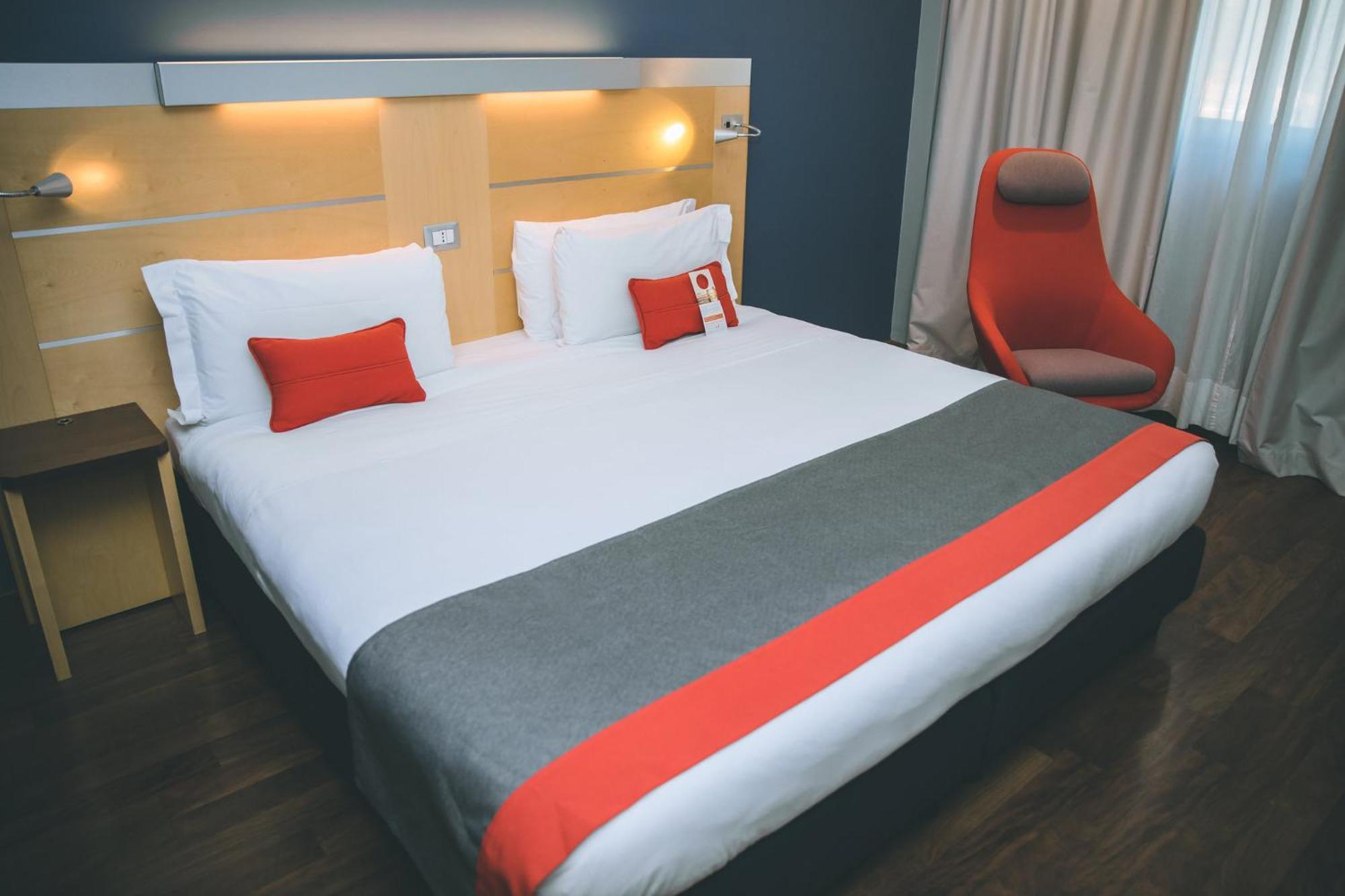 Holiday Inn Express Milan-Malpensa Airport By Ihg Somma Lombardo Esterno foto