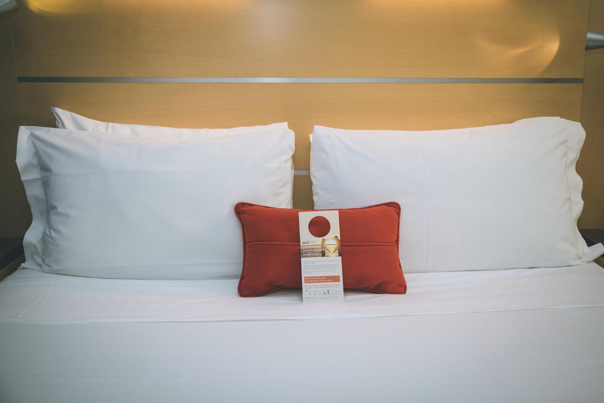 Holiday Inn Express Milan-Malpensa Airport By Ihg Somma Lombardo Esterno foto