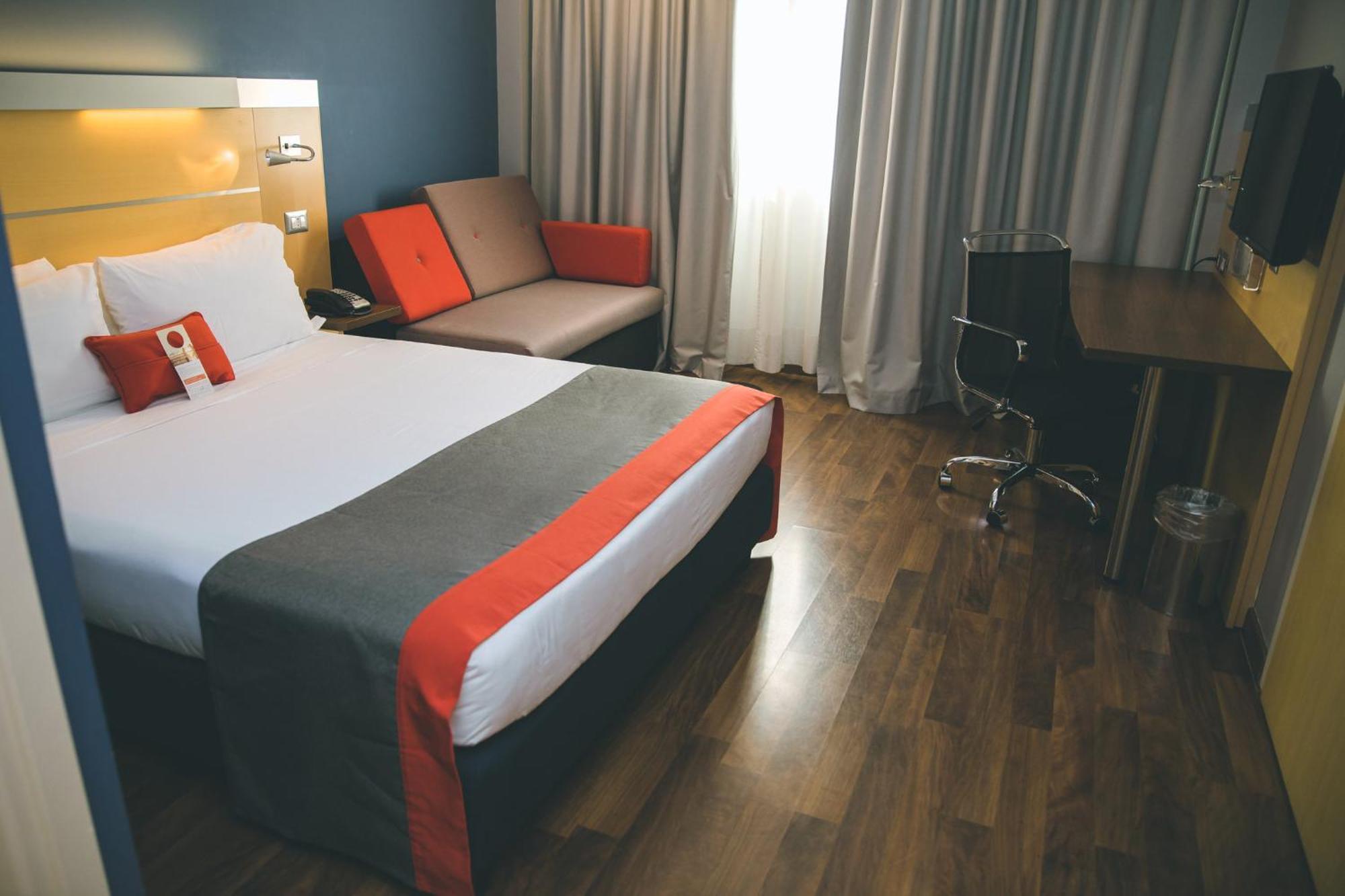Holiday Inn Express Milan-Malpensa Airport By Ihg Somma Lombardo Esterno foto