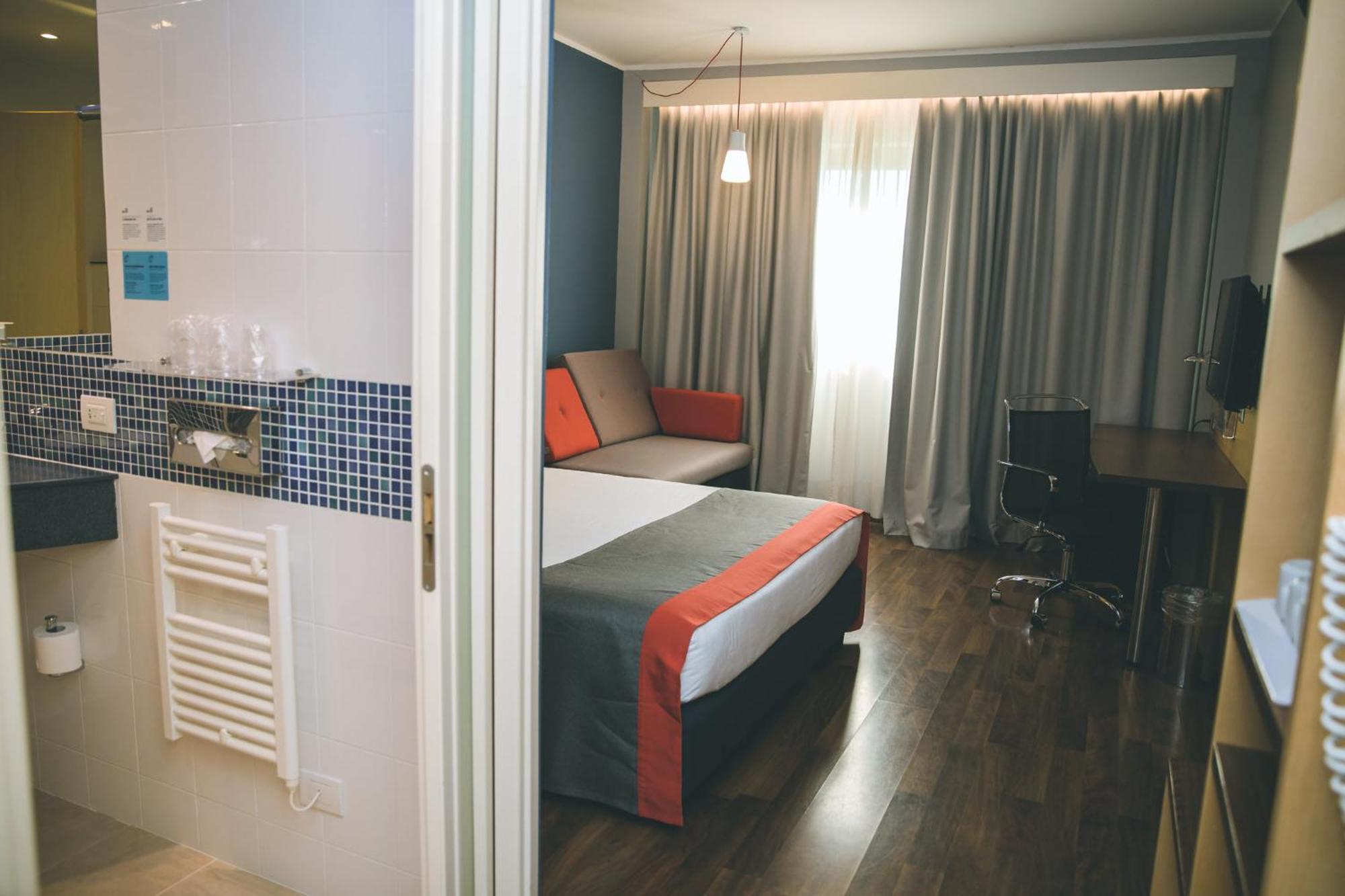 Holiday Inn Express Milan-Malpensa Airport By Ihg Somma Lombardo Esterno foto