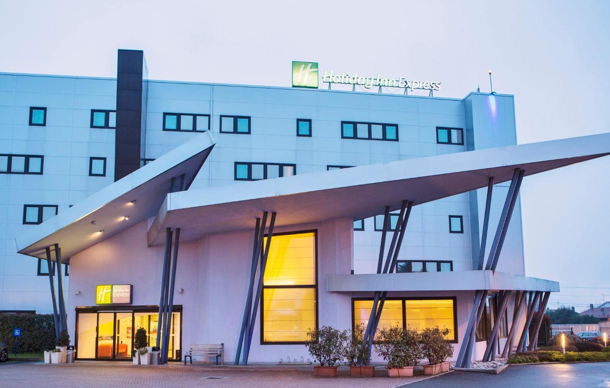 Holiday Inn Express Milan-Malpensa Airport By Ihg Somma Lombardo Esterno foto