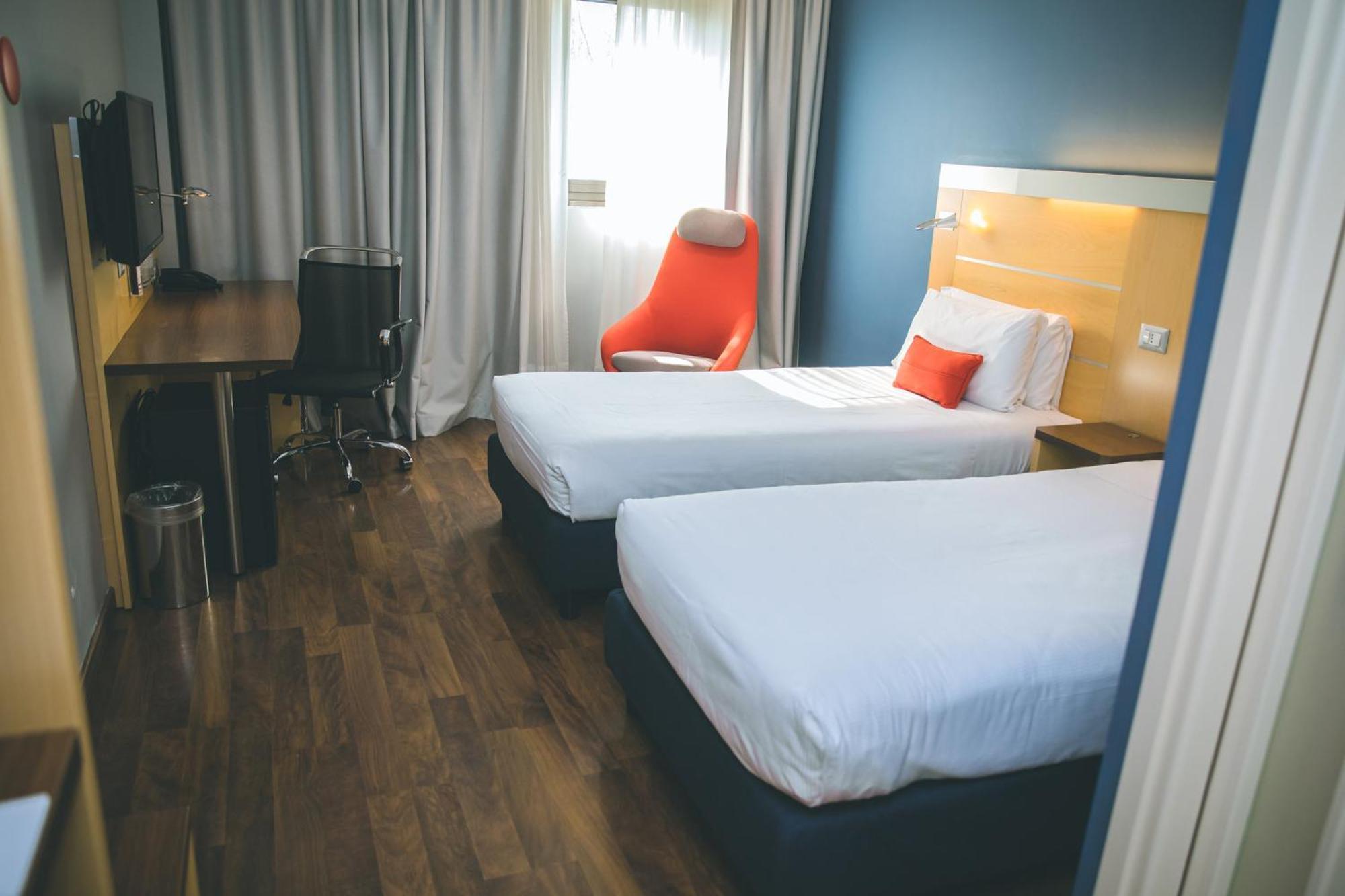 Holiday Inn Express Milan-Malpensa Airport By Ihg Somma Lombardo Esterno foto